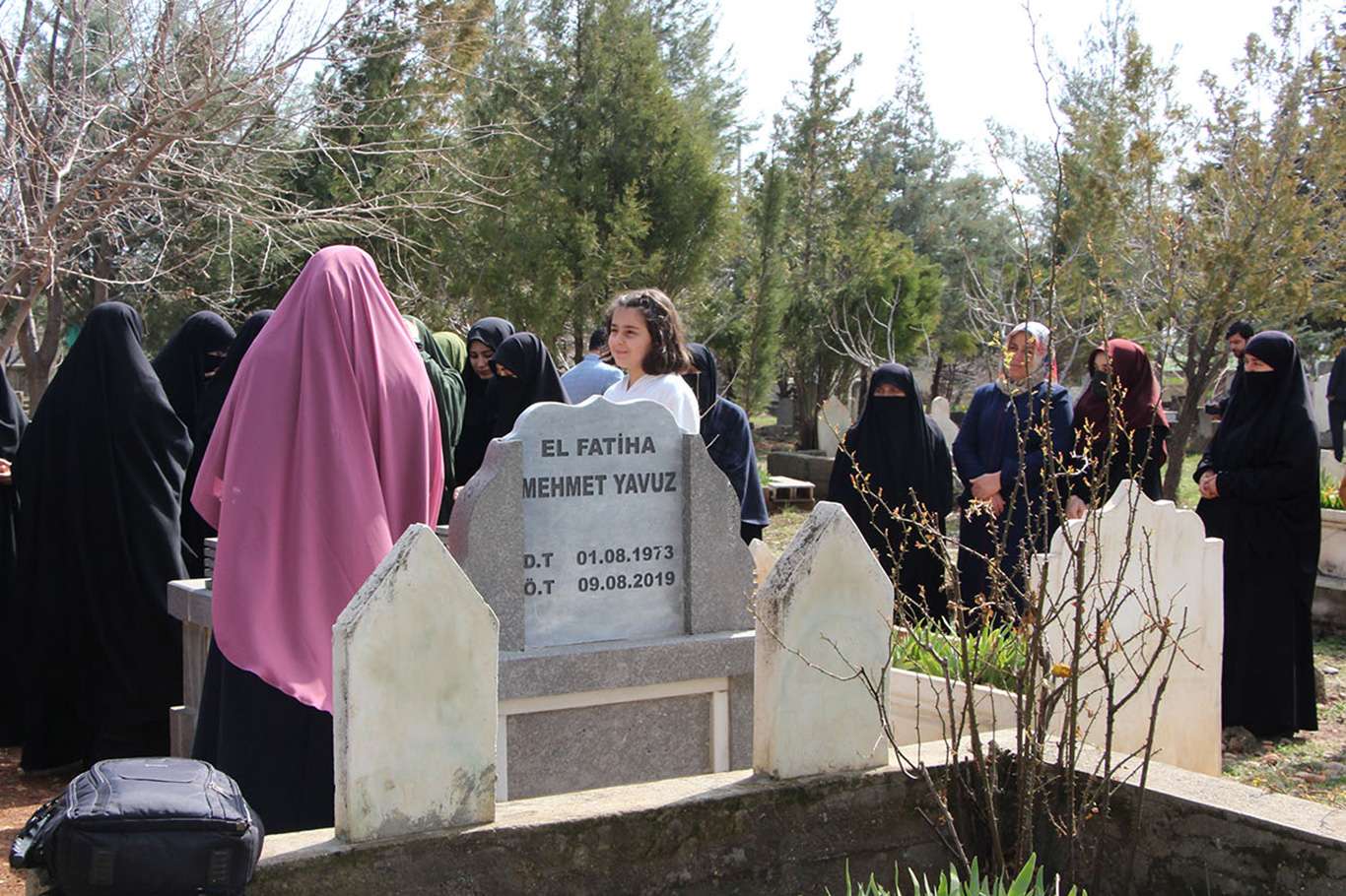 Mehmet Yavuz'un kızı babasının vasiyetini kabri başında yerine getirdi Mehmet Yavuz'un kızı babasının vasiyetini kabri başında yerine getirdi